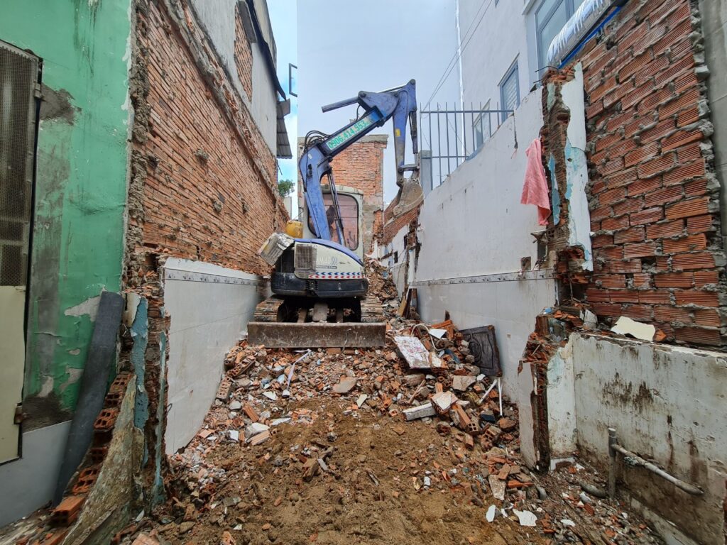 Tháo dỡ nhà cũ